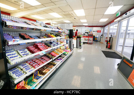 TE ANAU, Neuseeland - 31. August 2016: eine Reihe von Schokolade Süßigkeiten im Supermarktregal in Neuseeland. Stockfoto