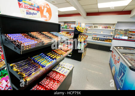 TE ANAU, Neuseeland - 31. August 2016: eine Reihe von Schokolade Süßigkeiten im Supermarktregal in Neuseeland. Stockfoto