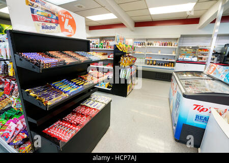 TE ANAU, Neuseeland - 31. August 2016: eine Reihe von Schokolade Süßigkeiten im Supermarktregal in Neuseeland. Stockfoto