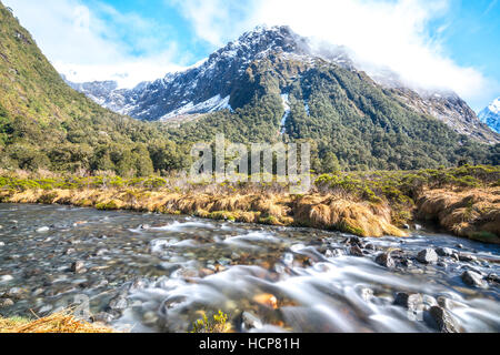 Wasserstrom mit Schneeberg bei Affen Creek, New Zealand Stockfoto