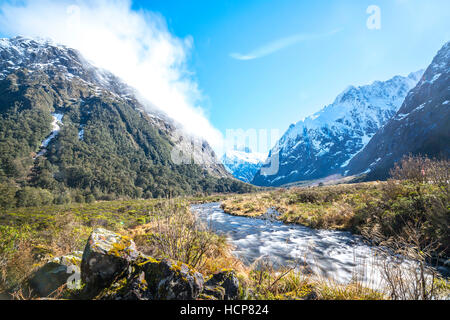 Wasserstrom mit Schneeberg bei Affen Creek, New Zealand Stockfoto