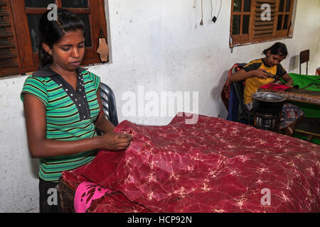 Batik crafting, singhalesischen Frauen, Kandy, Central Province, Sri Lanka Stockfoto