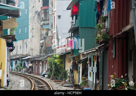 Gebäude in der Nähe von Bahngleisen, Hanoi, Vietnam Stockfoto