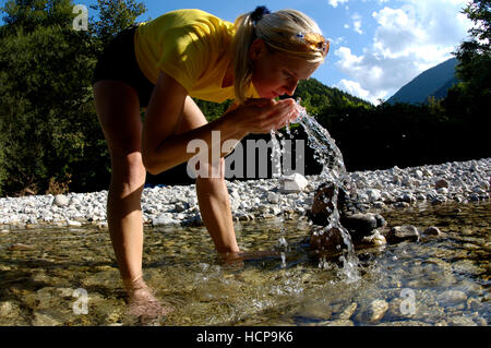 Frau, 22, selbst beim stehen in einem Gebirgsbach, erfrischend, Nationalpark Kalkalpen, Oberösterreich, Österreich, Europa Stockfoto