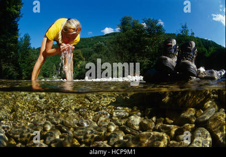 Frau, 22, selbst beim stehen in einem Gebirgsbach, erfrischend, Nationalpark Kalkalpen, Oberösterreich, Österreich, Europa Stockfoto