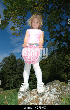 5-Year-Old lachende Mädchen, mit Hut, stehend Stockfoto