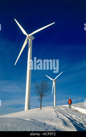 Walker im Winter neben der Windkraft arbeitet in Laussa Area, Upper Austria, Europe Stockfoto