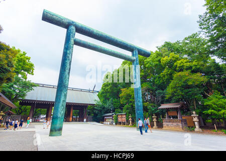 Menschen gehen durch abgewinkelte Daini Torii-Tor, Shinmon Holztür am Eingang zum umstrittenen Yasukuni-Schrein Shinto Stockfoto