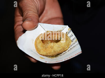 Eine mobile Pani Puri-Anbieter in den Straßen von Guwahati, Assam, Indien. Stockfoto