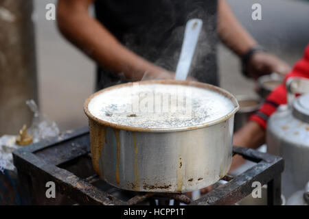 Ein kochender Topf heißer Milch Tee. Stockfoto