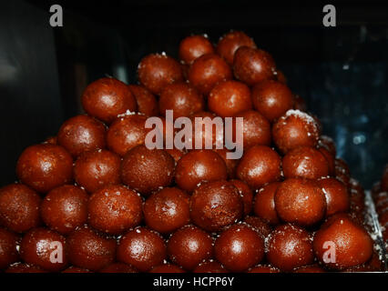 Frische Gulab Jamun auf dem Display in einem Süßwarenladen in Assam, Indien. Stockfoto