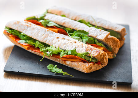 Gesunde frische knusprige Baguette u-Boot-Sandwich mit Salami, Käse und Rucola. Selektiven Fokus Stockfoto