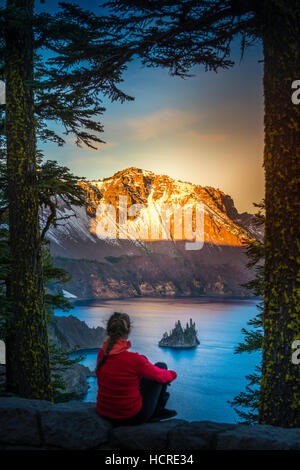 Oregon Frau Touristen suchen am Phantom Schiff Rock Island Crater Lake Nationalpark Stockfoto