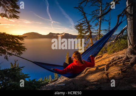 Frau Wanderer zum Entspannen in der Hängematte Crater Lake Nationalpark Oregon Stockfoto