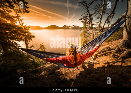 Frau Wanderer zum Entspannen in der Hängematte Crater Lake Nationalpark Oregon Stockfoto