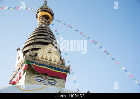 Goldene Krone eines buddhistischen Stupa auf dem Affentempel in Kathmandu, Nepal Stockfoto