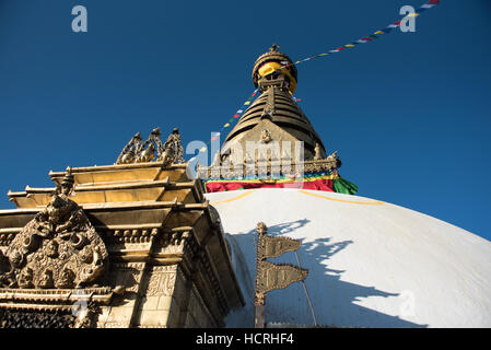 Goldener buddhistischer Stupa auf dem Affentempel in Kathmandu, Nepal Stockfoto