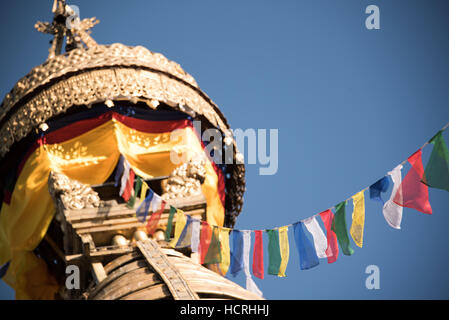 Goldene Krone eines buddhistischen Stupa auf dem Affentempel in Kathmandu, Nepal Stockfoto