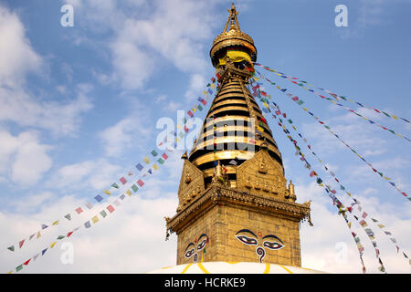 Goldene Stupa des buddhistischen Affentempel mit Gebetsfahnen, die fliegen, Swayambhu Nath Tempel, Kathmandu, Nepal. Stockfoto