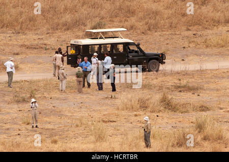 Touristen stehen außerhalb ihres Fahrzeugs, Tarangire Nationalpark, Tansania Stockfoto