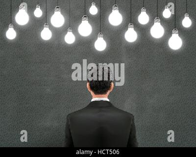 Geschäftsmann mit hängenden Leuchtmittel auf grauem Hintergrund Stock Vektor