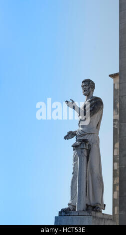 Demosthenes Statue vor Facultade de Letras in Universität Coimbra, Portugal Stockfoto