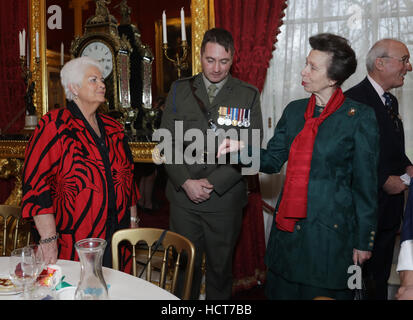 Die Princess Royal (rechts) mit Pam St Clement während eine Weihnachtsfeier für die nicht vergessen Association - Wohlfahrtsorganisation der Tri-Service sorgt für Unterhaltung, Freizeit und Erholung für den Ausschank Verwundete, verletzte oder kranke oder für ex-service Männer und Frauen mit Behinderungen - an Str. Jamess Palast, London Stockfoto