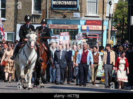 Eine Szene porträtiert eine Race Riot in Brixton 1971 für die Sky Atlantic Miniserie Guerilla, mit Idris Elba, North London mit gefilmt: Atmosphäre wo: London, Vereinigtes Königreich bei: 17. August 2016 Stockfoto