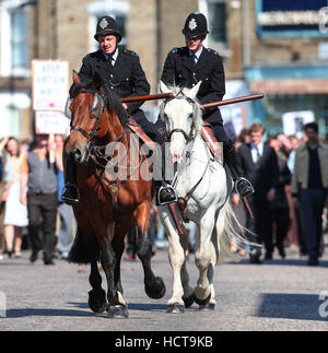 Eine Szene porträtiert eine Race Riot in Brixton 1971 für die Sky Atlantic Miniserie Guerilla, mit Idris Elba, North London mit gefilmt: Atmosphäre wo: London, Vereinigtes Königreich bei: 17. August 2016 Stockfoto