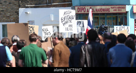 Eine Szene porträtiert eine Race Riot in Brixton 1971 für die Sky Atlantic Miniserie Guerilla, mit Idris Elba, North London mit gefilmt: Atmosphäre wo: London, Vereinigtes Königreich bei: 17. August 2016 Stockfoto