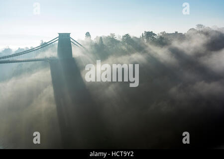 Die Clifton Suspension Bridge mit Nebel um ihn herum in die Avon-Schlucht, Bristol Stockfoto