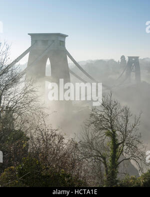 Die Clifton Suspension Bridge mit Nebel um ihn herum in die Avon-Schlucht, Bristol Stockfoto