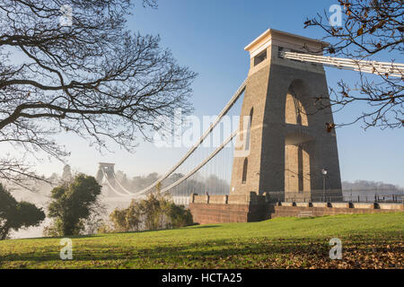 Die Clifton Suspension Bridge mit Nebel unten in die Avon-Schlucht, Bristol Stockfoto