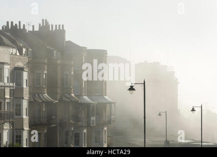 Die georgische Reihenhaus Fassade des Sion Hill in Clifton, Bristol an einem nebligen Tag. Stockfoto