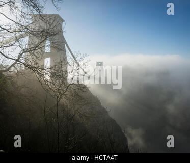 Die Clifton Suspension Bridge mit Nebel um ihn herum in die Avon-Schlucht, Bristol Stockfoto