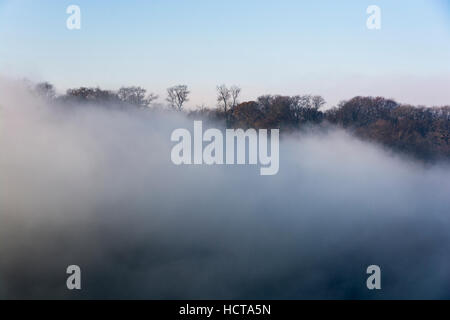 Nebel in die Avon-Schlucht erhebt sich nur ganz oben auf der Klippe anzeigen zu lassen. Leigh Woods in Somerset, gesehen von Bristol Stockfoto