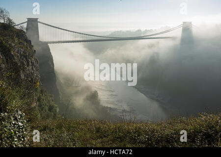 Die Clifton Suspension Bridge mit Nebel um ihn herum in die Avon-Schlucht, Bristol Stockfoto