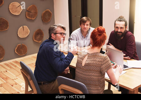 Während des Treffens mit Geschäftsleuten Stockfoto