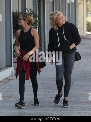 Chloë Grace Moretz Ankunft in ihrem Pilates-Klasse in Beverly Hills mit einem Freund Featuring: Chloë Grace Moretz, Chloe Grace Moretz wo: Beverly Hills, Kalifornien, USA bei: 19. August 2016 Stockfoto