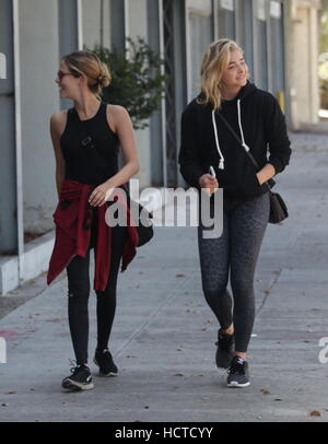 Chloë Grace Moretz Ankunft in ihrem Pilates-Klasse in Beverly Hills mit einem Freund Featuring: Chloë Grace Moretz, Chloe Grace Moretz wo: Beverly Hills, Kalifornien, USA bei: 19. August 2016 Stockfoto