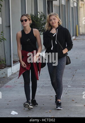 Chloë Grace Moretz Ankunft in ihrem Pilates-Klasse in Beverly Hills mit einem Freund Featuring: Chloë Grace Moretz, Chloe Grace Moretz wo: Beverly Hills, Kalifornien, USA bei: 19. August 2016 Stockfoto