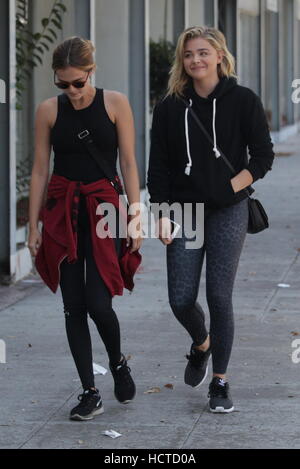 Chloë Grace Moretz Ankunft in ihrem Pilates-Klasse in Beverly Hills mit einem Freund Featuring: Chloë Grace Moretz, Chloe Grace Moretz wo: Beverly Hills, Kalifornien, USA bei: 19. August 2016 Stockfoto