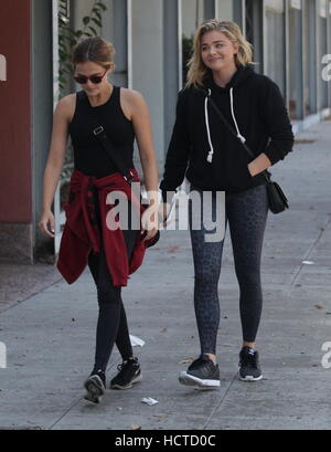 Chloë Grace Moretz Ankunft in ihrem Pilates-Klasse in Beverly Hills mit einem Freund Featuring: Chloë Grace Moretz, Chloe Grace Moretz wo: Beverly Hills, Kalifornien, USA bei: 19. August 2016 Stockfoto