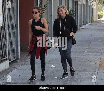 Chloë Grace Moretz Ankunft in ihrem Pilates-Klasse in Beverly Hills mit einem Freund Featuring: Chloë Grace Moretz, Chloe Grace Moretz wo: Beverly Hills, Kalifornien, USA bei: 19. August 2016 Stockfoto