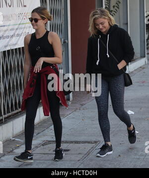 Chloë Grace Moretz Ankunft in ihrem Pilates-Klasse in Beverly Hills mit einem Freund Featuring: Chloë Grace Moretz, Chloe Grace Moretz wo: Beverly Hills, Kalifornien, USA bei: 19. August 2016 Stockfoto