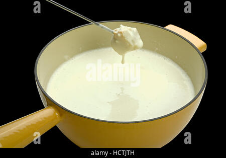 Käse-Fondue auf schwarzem Hintergrund (Clipping-Pfad) Stockfoto