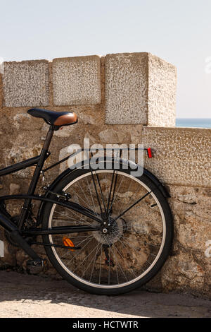 Mountain-Bike an eine Wand gelehnt. Vertikales Bild. Stockfoto