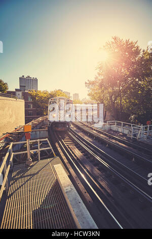 Vintage stilisierte Eingabe Bahnsteig gegen die aufgehende Sonne im Chicago City, USA. Stockfoto