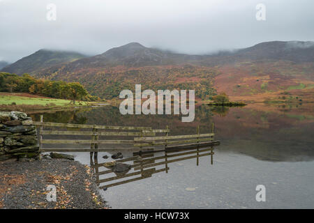 Atemberaubende Herbst Fall Landschaftsbild Crummock Wasser bei Sonnenaufgang im Lake District, England Stockfoto
