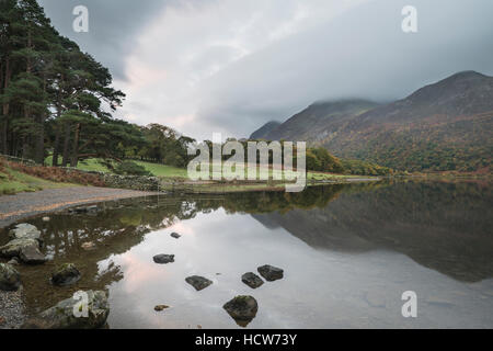 Atemberaubende Herbst Fall Landschaftsbild Crummock Wasser bei Sonnenaufgang im Lake District, England Stockfoto